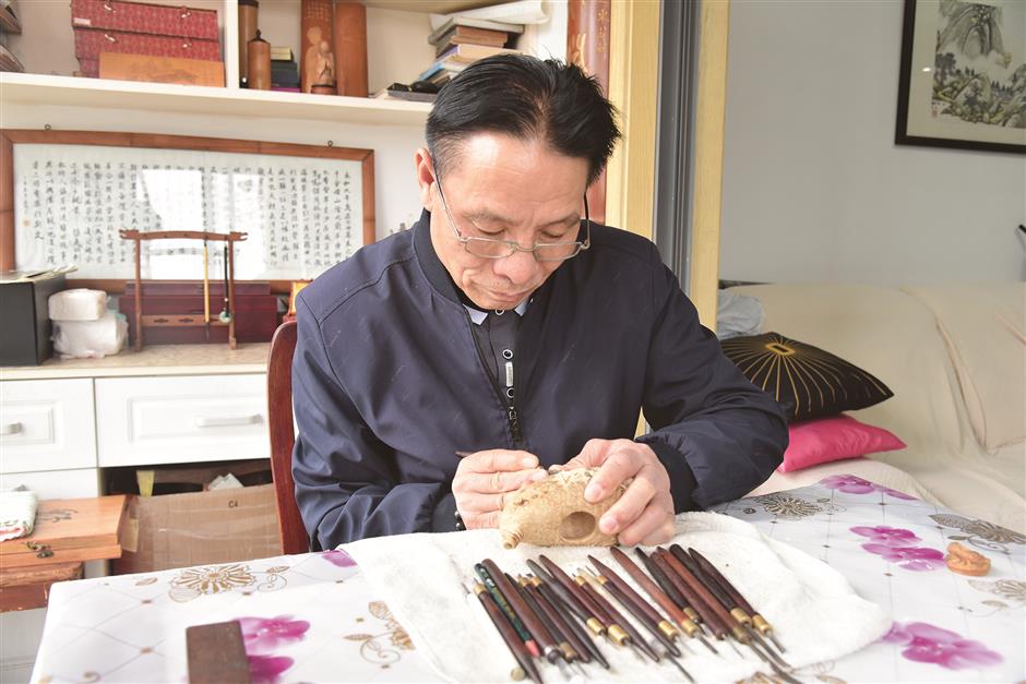 jiading resident keeps alive the fine art of bamboo root carving