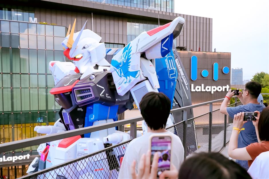 shopping mall shows off giant gundam statue