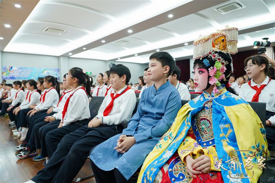 performer parts curtains on peking opera for primary students