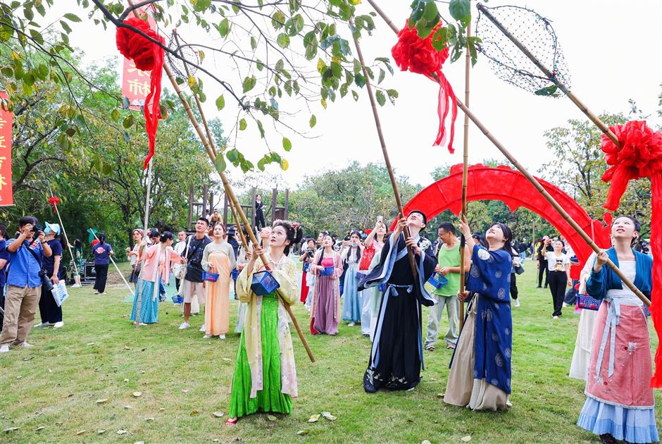 annual persimmon festival kicks off with a fair of games, music and performances