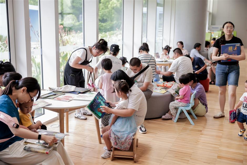 children turn over a new leaf at library