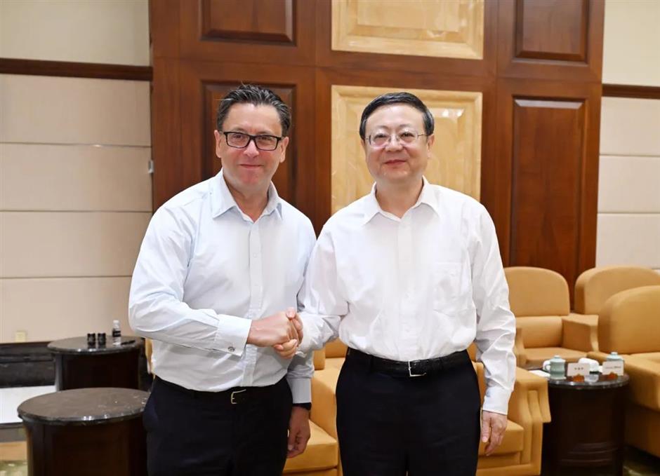 shanghai party secretary meets with sanofi ceo