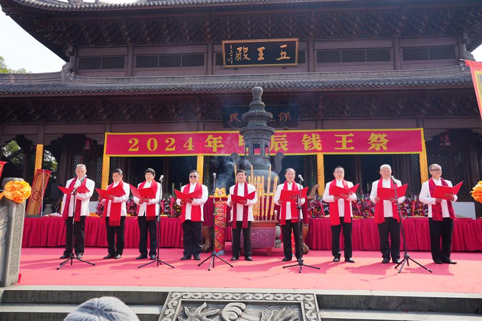 descendants pay homage to king qian of the wuyue kingdom