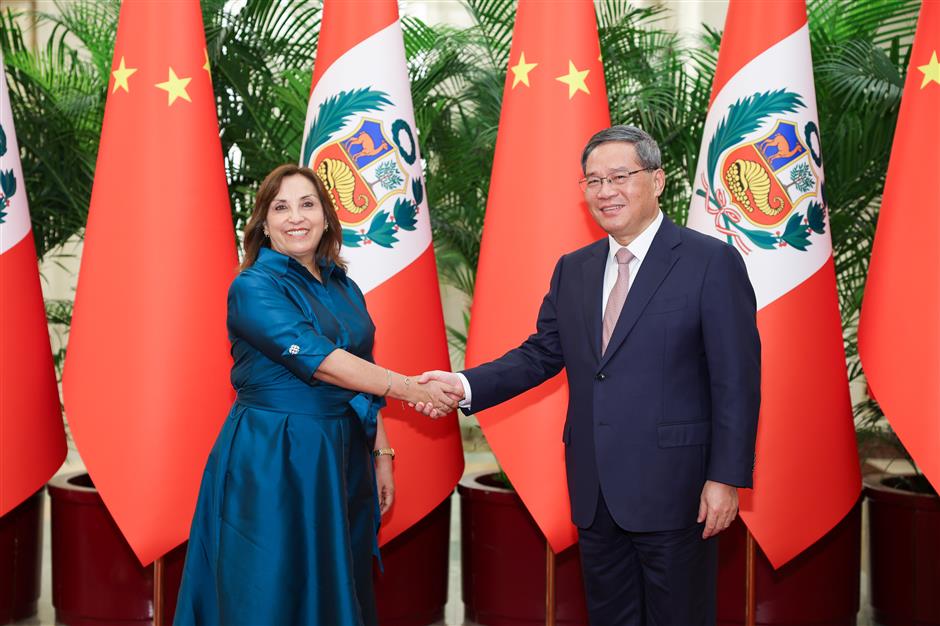 chinese premier meets with peruvian president in beijing