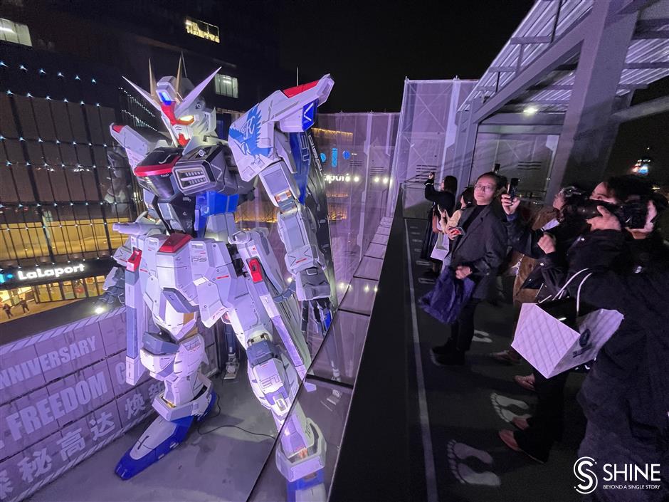 huge statue highlight of shopping festival