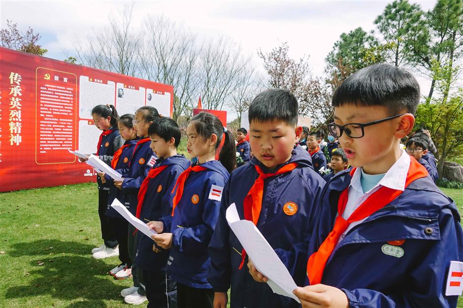 more people go tomb sweeping ahead of qingming festival