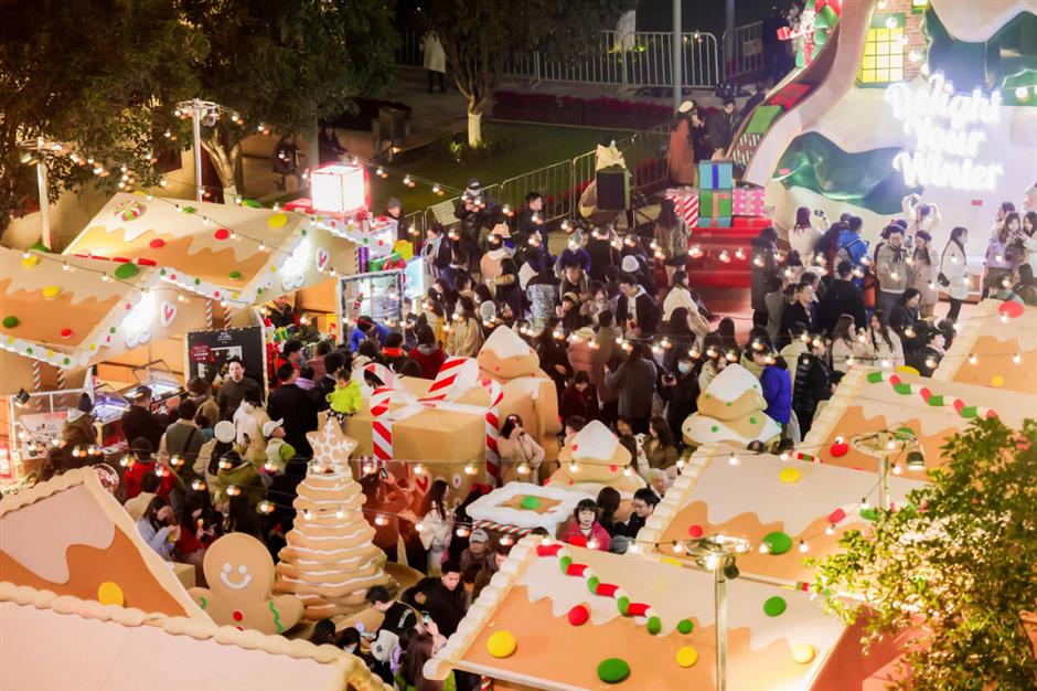 'gingerbread dreamland' brings joy to  downtown jing'ansi