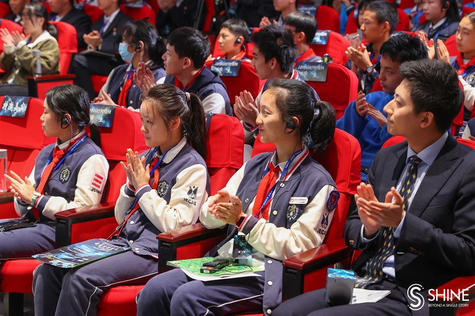 nobel laureate james rothman speaks to young students at the shanghai planetarium