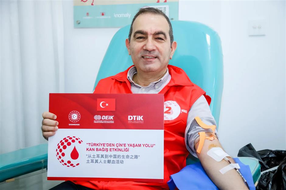 turkish expatriates gives thanks with blood donation