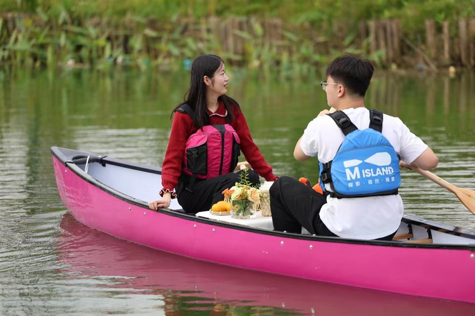 chongming creates ecotourism duo with tangerines and crabs