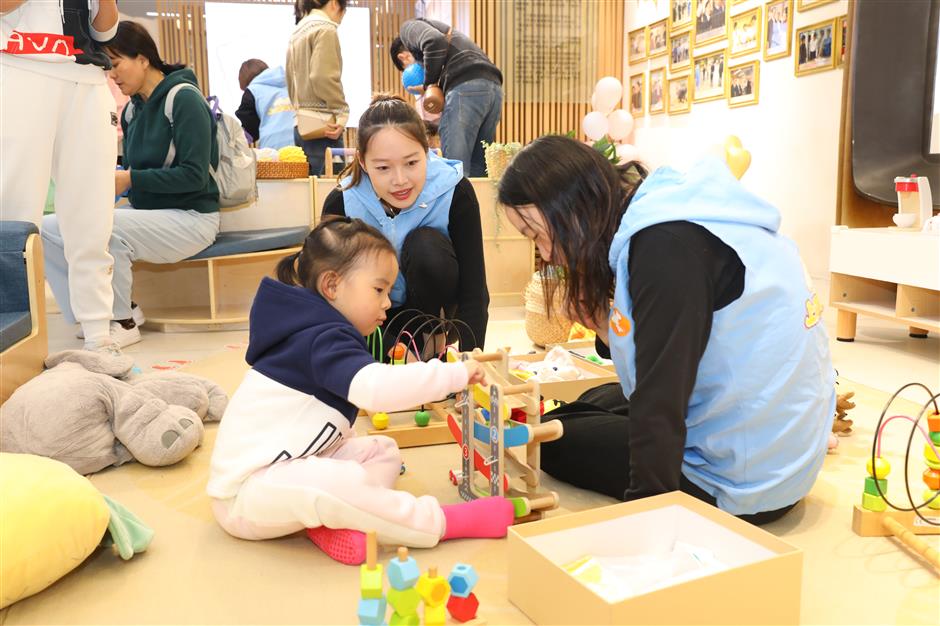 jing'an district offers free parenting classes to young parents