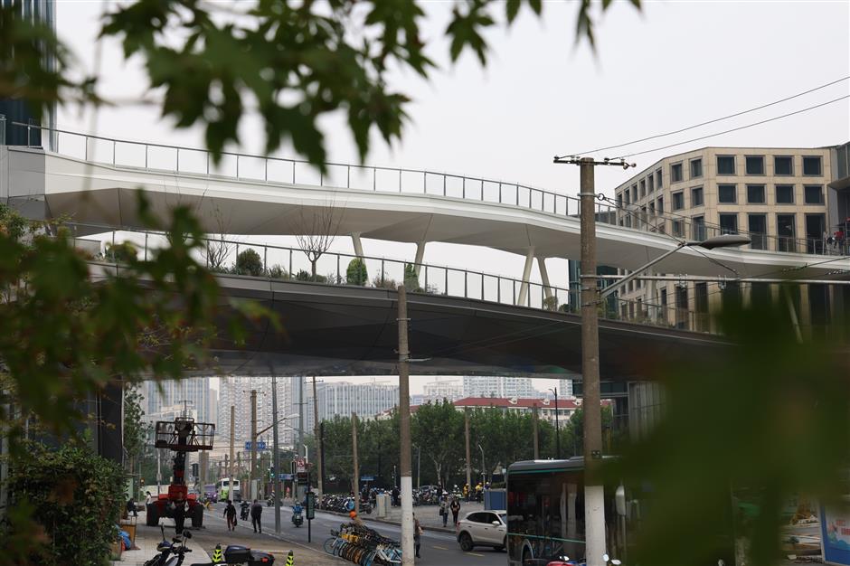 shanghai's skywalks take 'crossing the street' to new levels