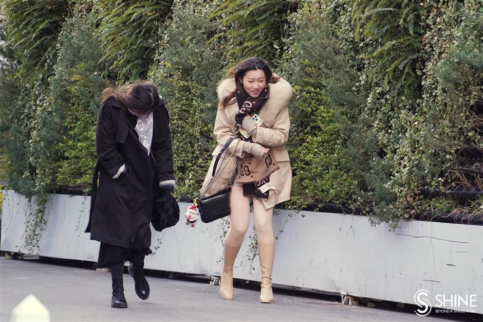 shanghai people shiver as temperatures keep falling