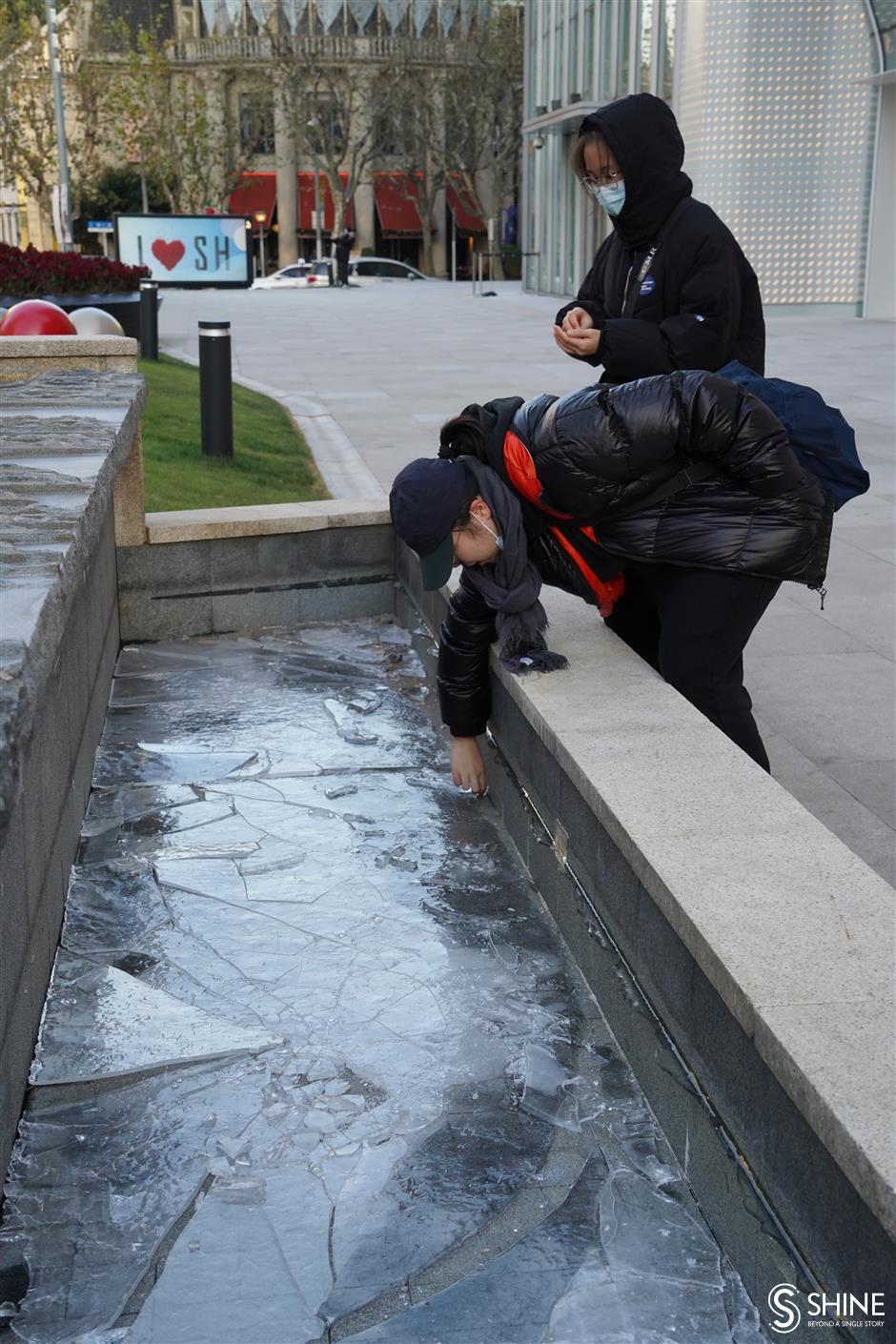 shanghai people shiver as temperatures keep falling