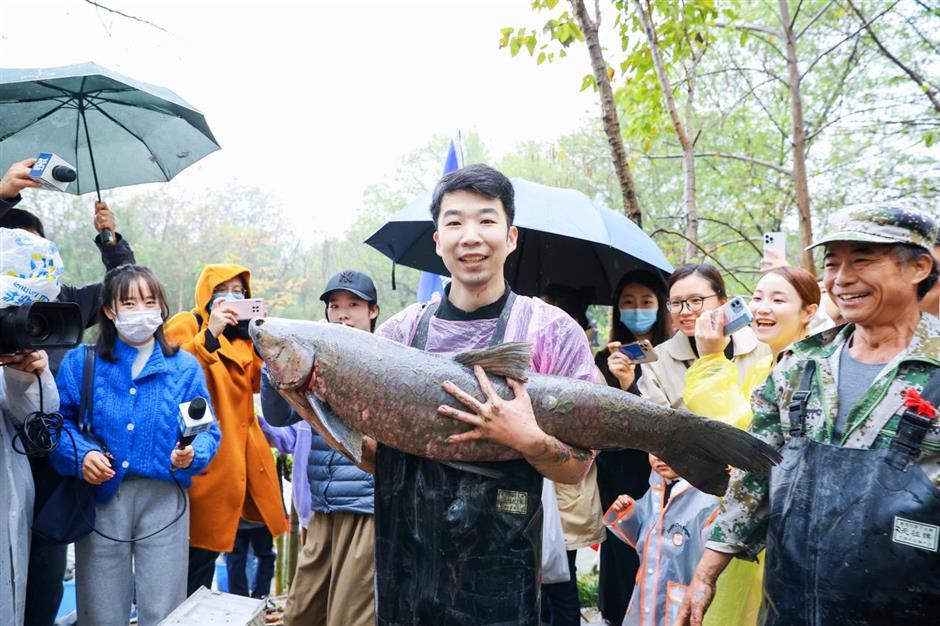 dried bog festival kicks off at xixi wetland park with fishing frenzy